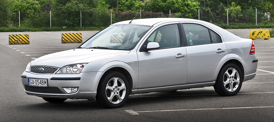 A silver Ford car